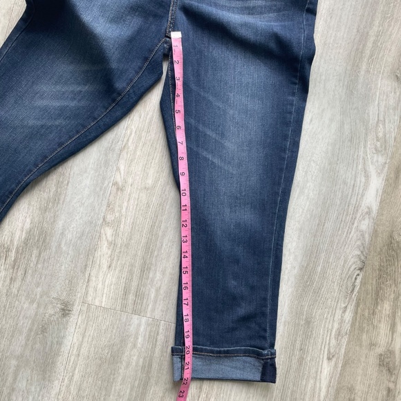 Levi Strauss & Co. Mid-Rise Slim Fit Capris | Size: 6 - Picture 10 of 12